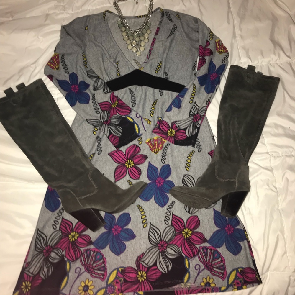 🌺🌸Floral V Neck Dress.  Above Knee length